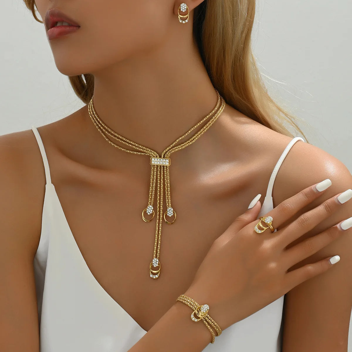 Parure Élégance Dorée – Collier, Bracelet et Bague avec Détails Cristallins ✨💛