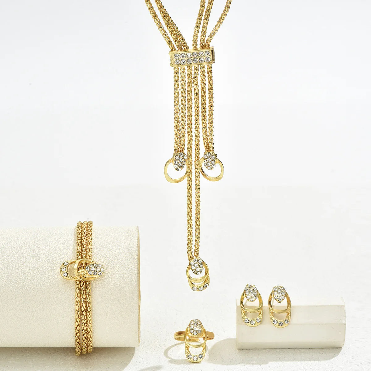 Parure Élégance Dorée – Collier, Bracelet et Bague avec Détails Cristallins ✨💛